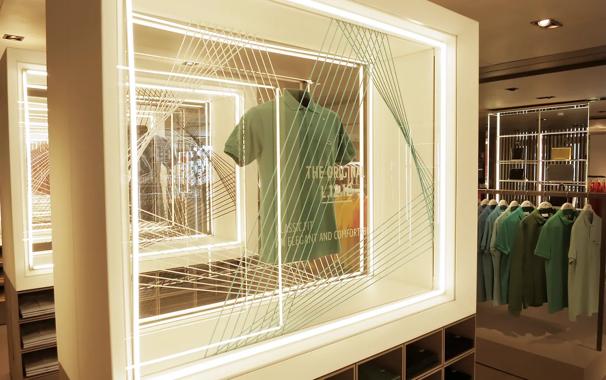 Vitrines animées Lacoste