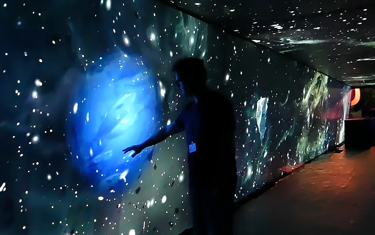 Interactive immersive tunnel